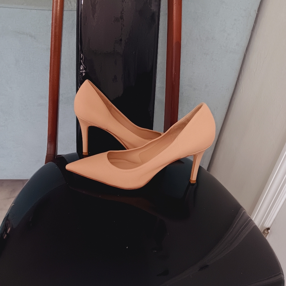 Via Spiga beige fabric womens pumps size 9 medium 3 1/2" leather heel